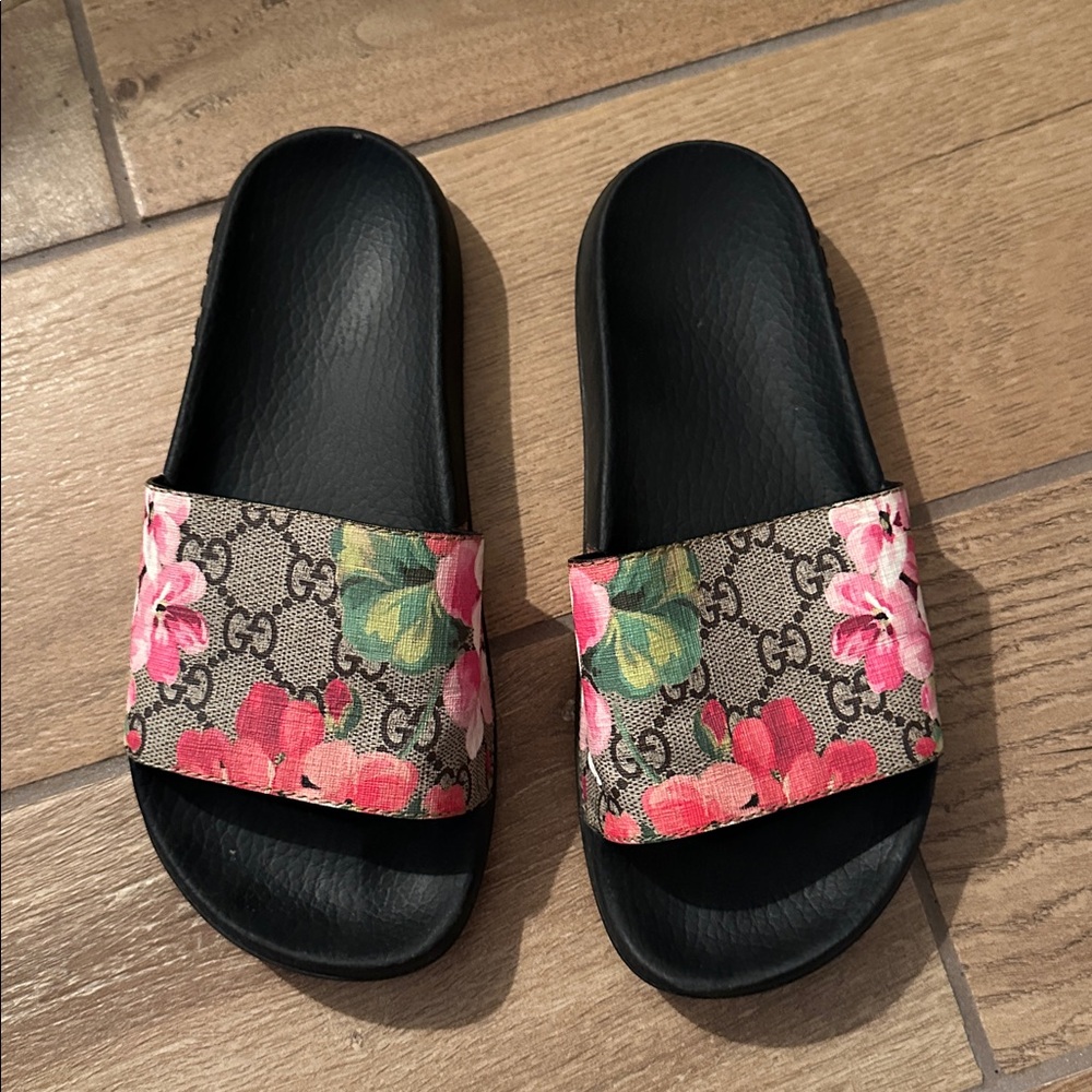 Gucci Black and Floral Sandals - Picture 4 of 4